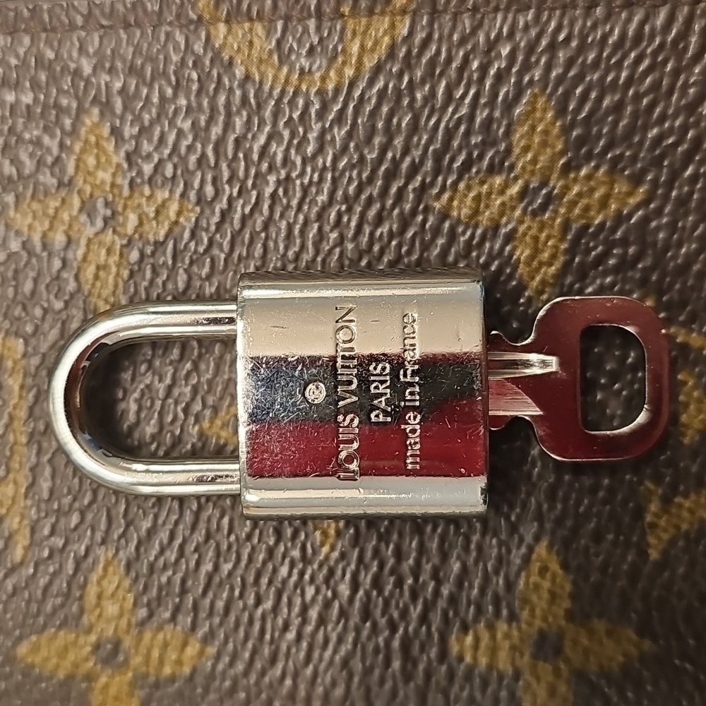 #336 LV w/COA SILVER LV Lock and Key